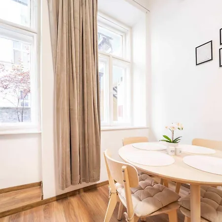 Loft 2br Sleeps 6 בודפשט