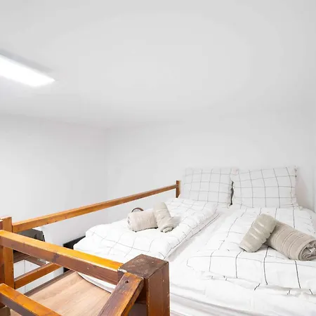 Loft 2br Sleeps 6 דירה