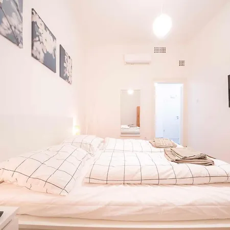 Loft 2br Sleeps 6 דירה *