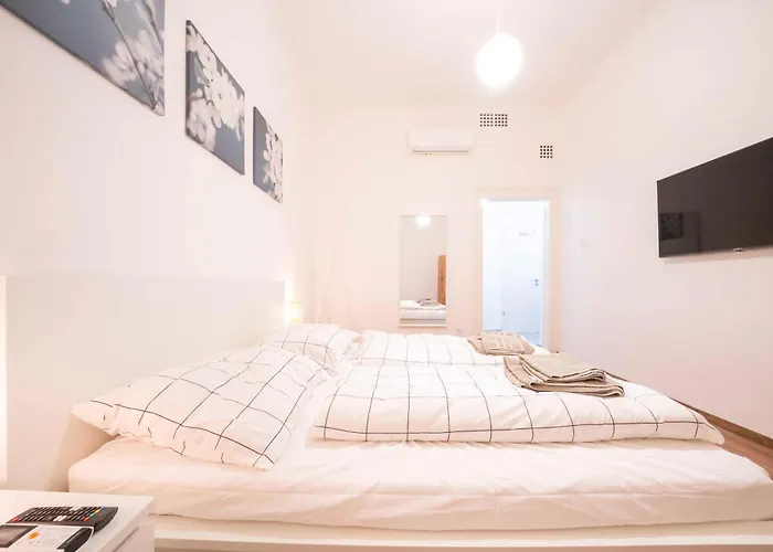Loft 2br Sleeps 6 דירה *
